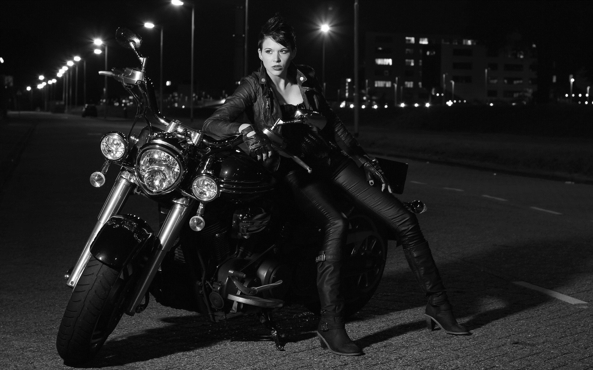 Photo Beautiful girls and motorcycles in Bratislava